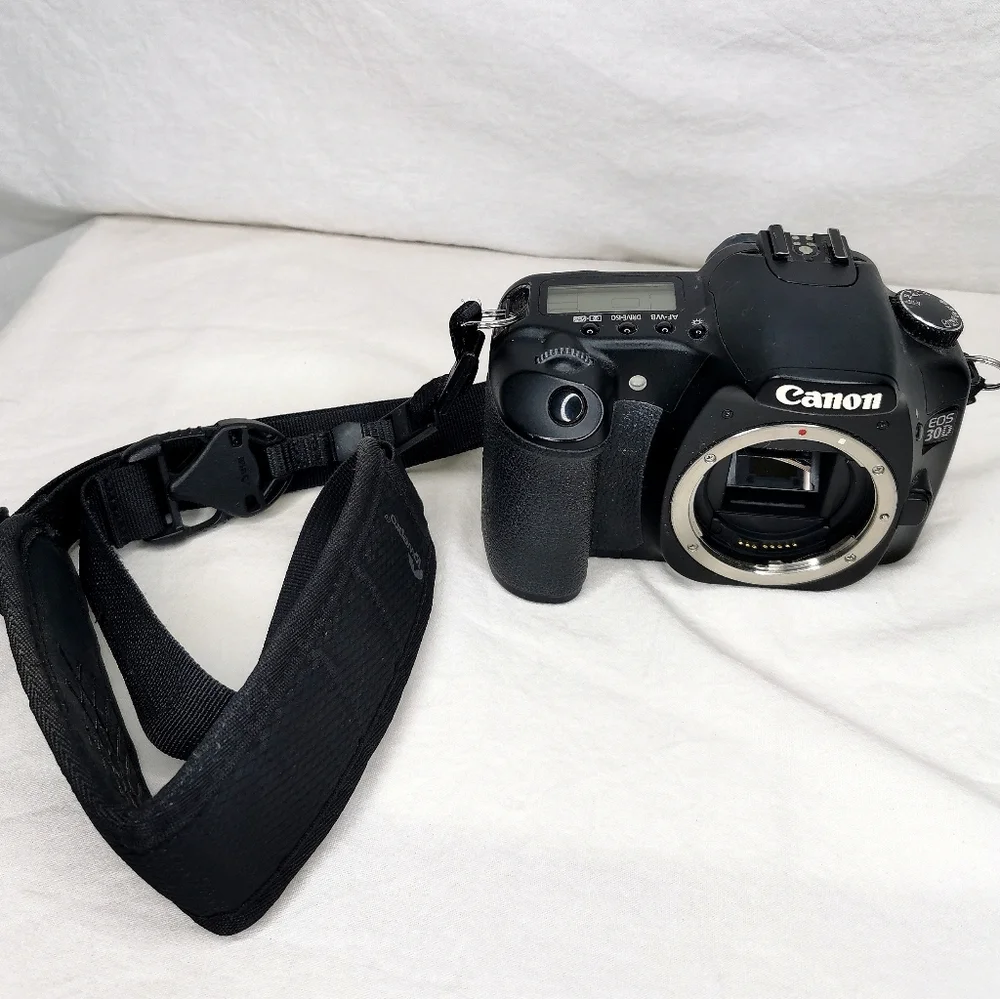 Canon EOS 30D digital SLR camera w/ case & cleaning tool
